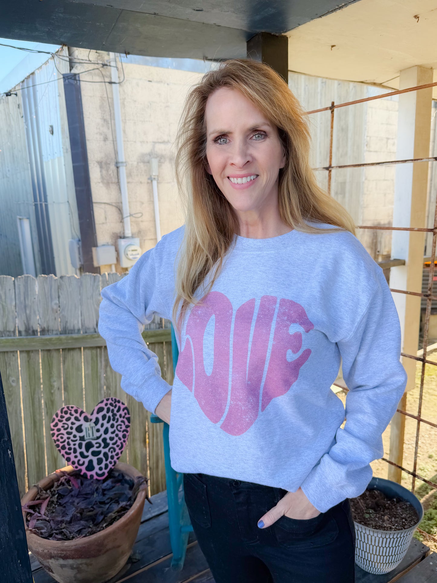 LOVE HEART GRAPHIC CREWNECK