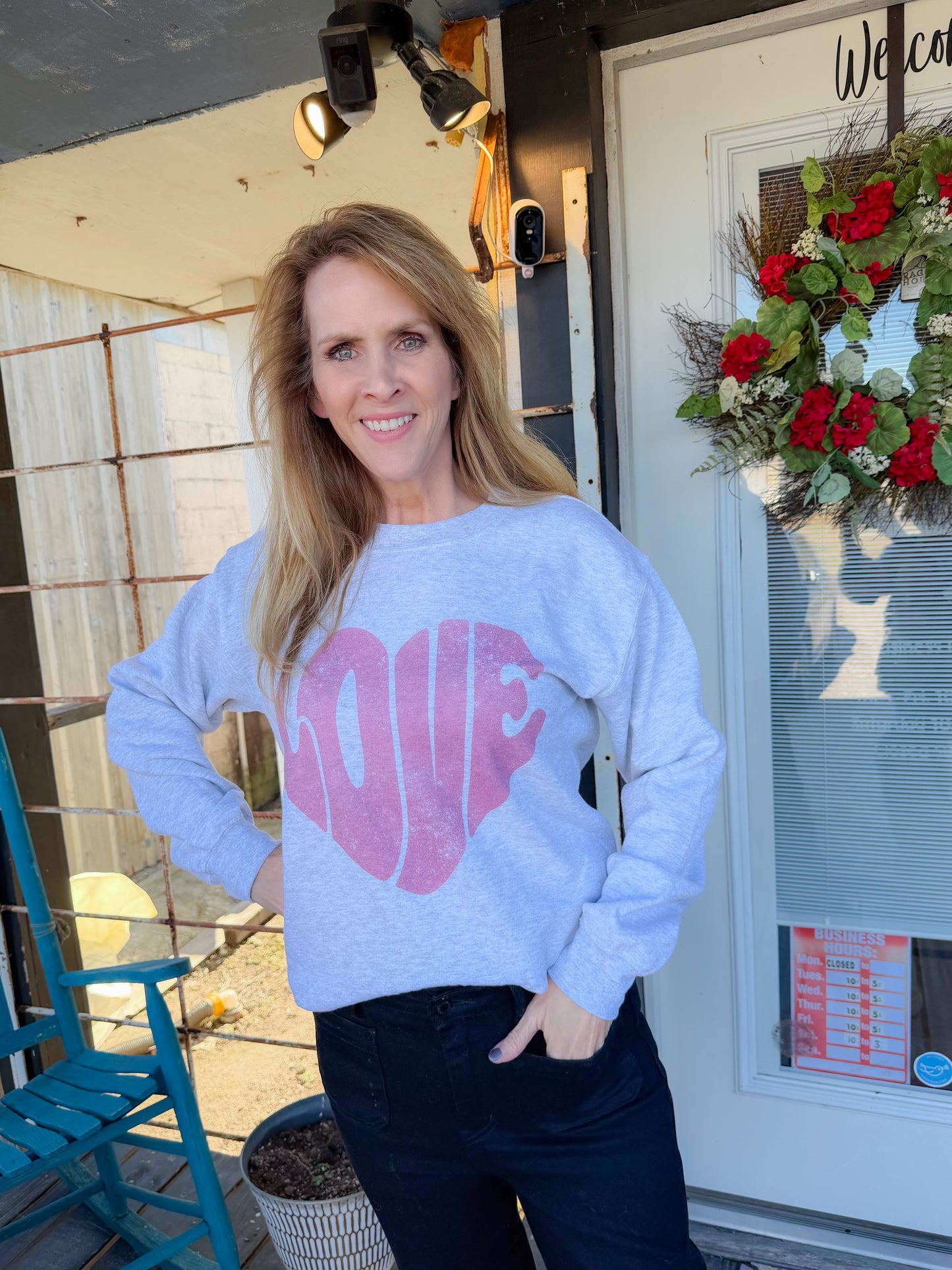 LOVE HEART GRAPHIC CREWNECK